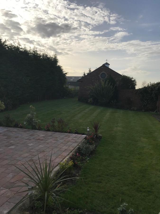 Mickering Barn Bed & Breakfast Aughton Exterior photo